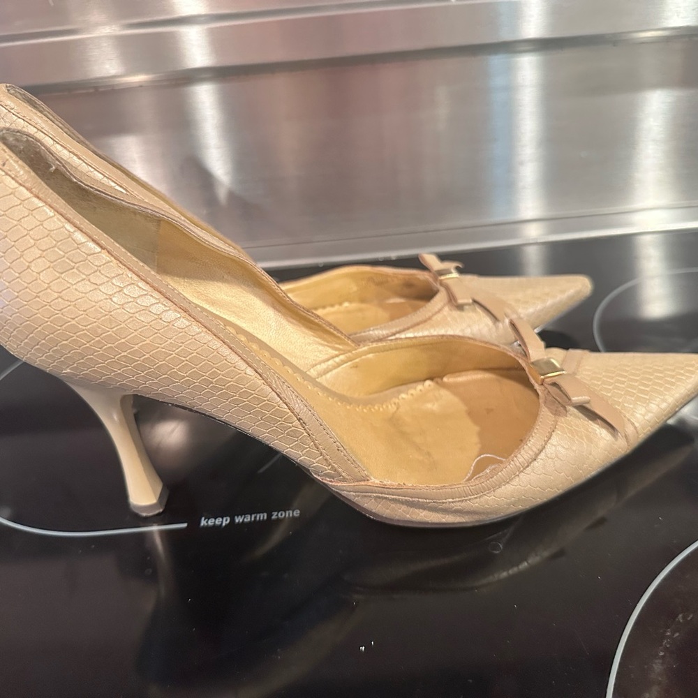 BCBGirls Nude Snakeskin-Textured Pointed Toe Bow Pumps Dress Shoes size 9.5 - Picture 11 of 16